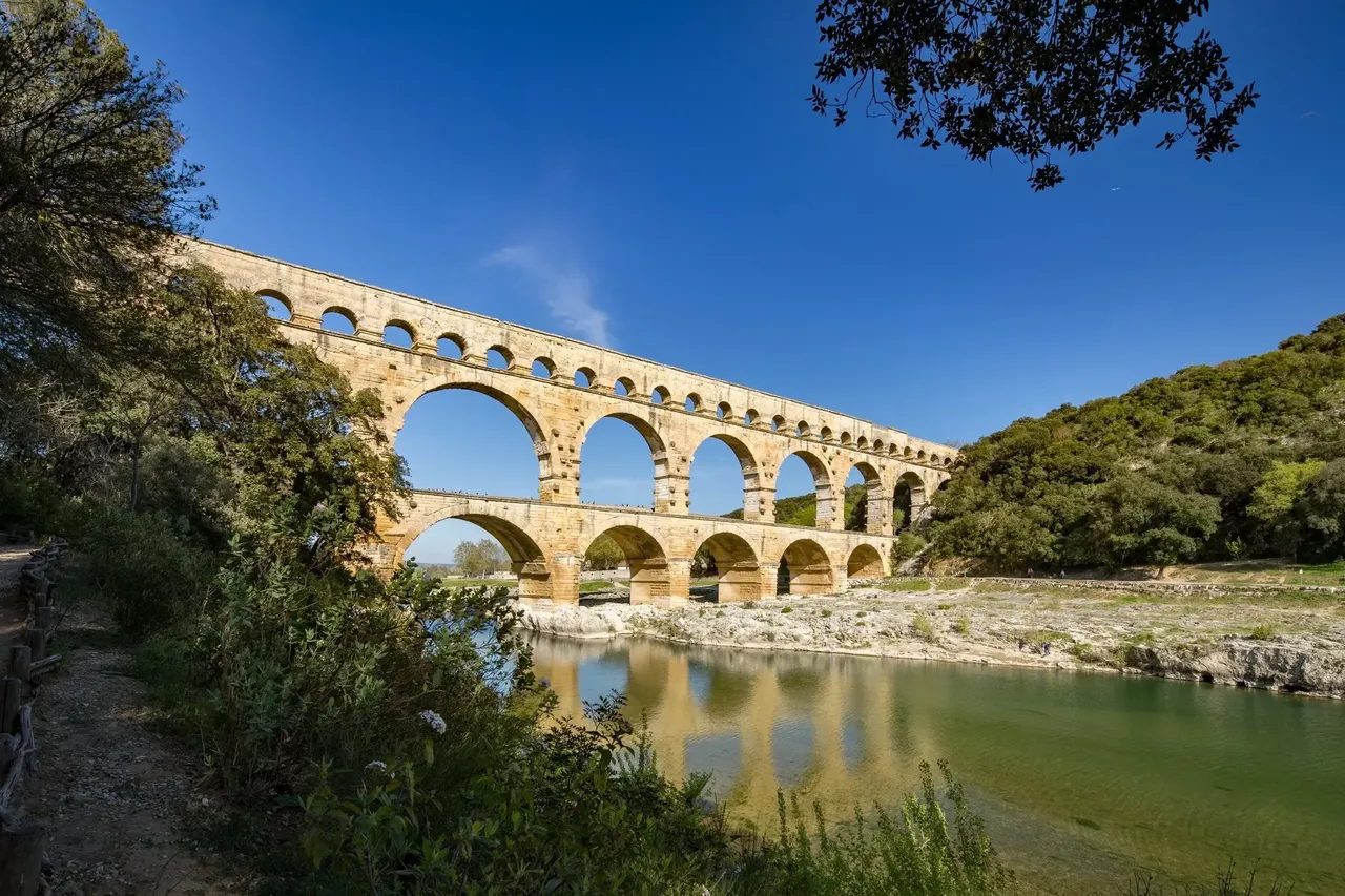 Pont du Gard este un vechi apeduct roman care traversează râul Gardon, lângă Nîmes, Franța.