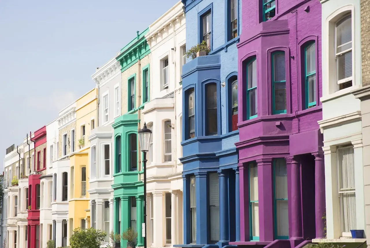 Cartierul Notting Hill cu case colorate.