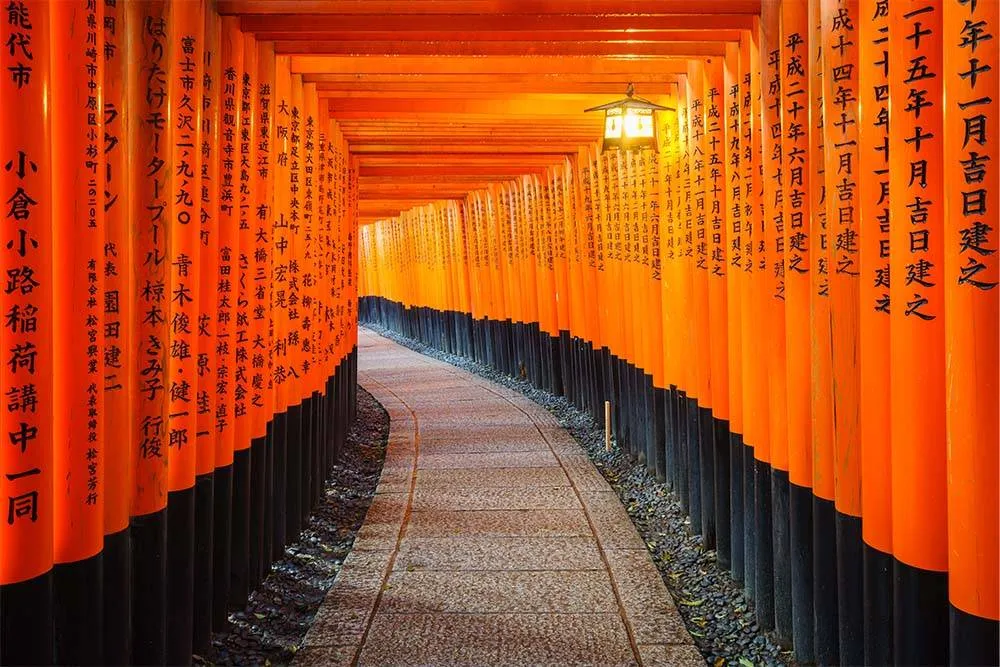 A Fushimi Inari szentélyhez vezető ikonikus piros kapus út