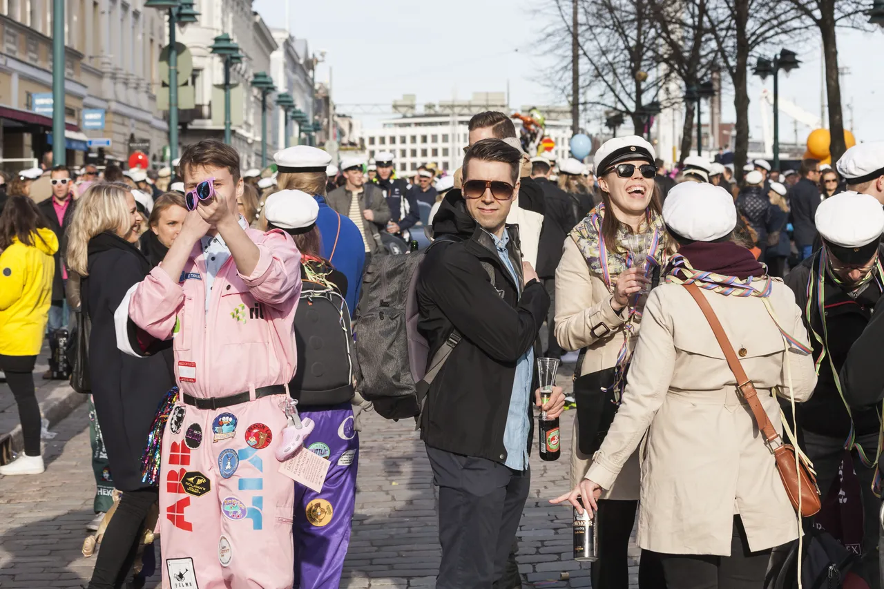 Oameni sărbătorind Vappu în Helsinki