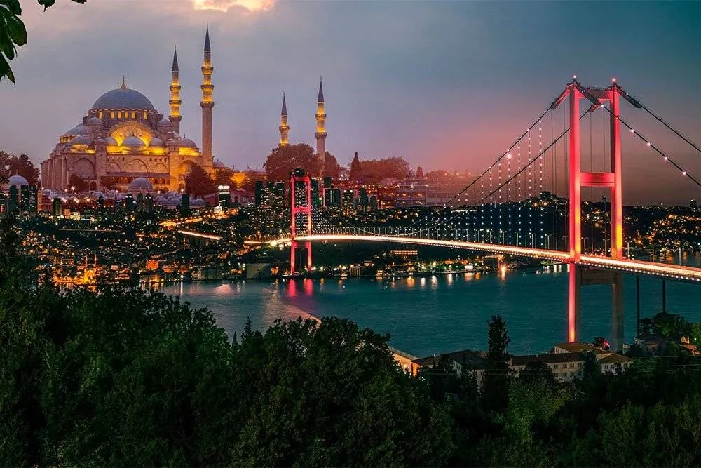 Kilátás a Boszporusz-hídra éjszaka, a Süleymaniye mecset kiemelkedik az égbolton