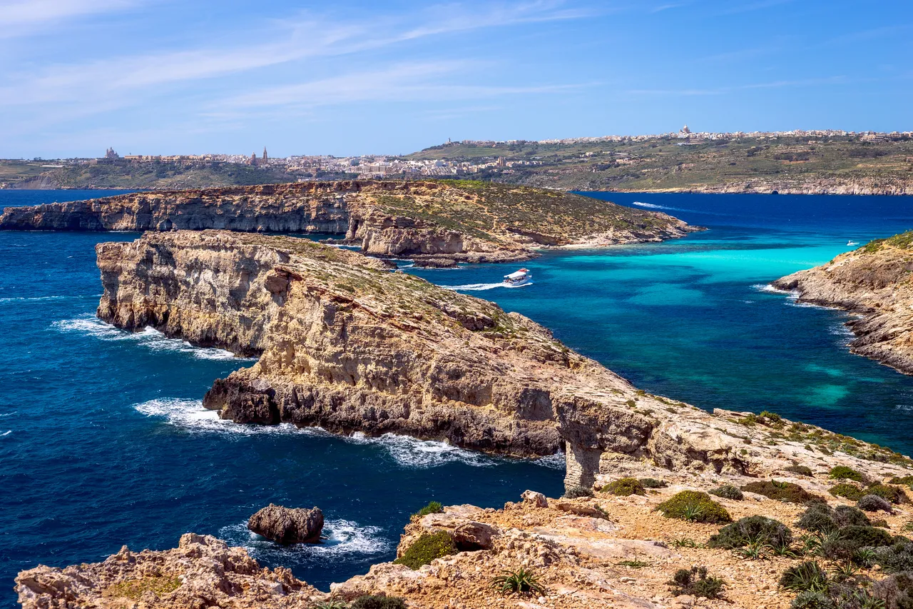 La isla de Gozo en la distancia, vista desde una de las islas maltesas, Comino, Malta