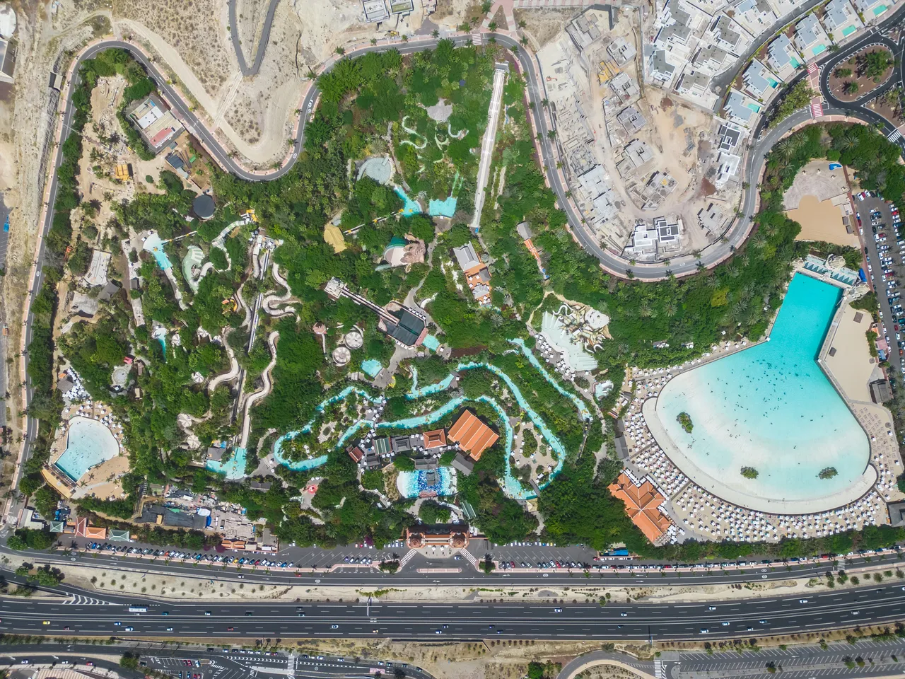 El parque acuático Siam Park, Costa Adeje, Tenerife, Islas Canarias. Dron aéreo de alta calidad