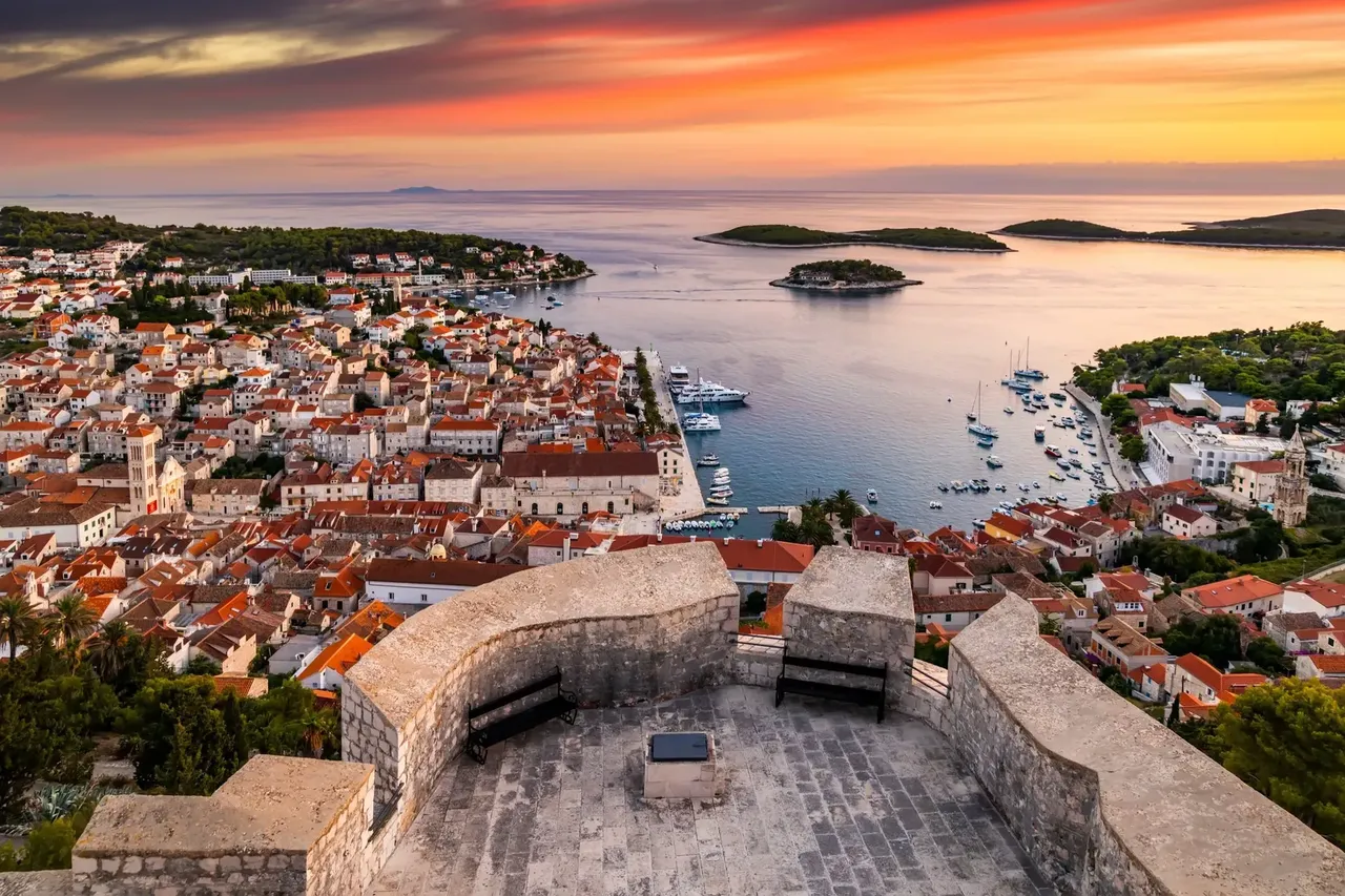 Hvar egy város a horvátországi Hvar szigetén. Hvar egy kikötőváros és üdülőhely a horvát Hvar-szigeten.