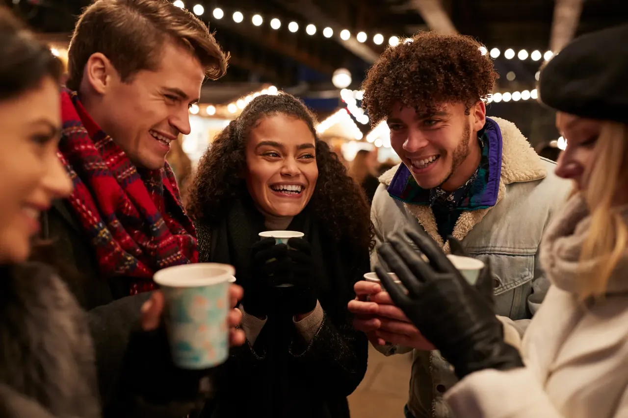 Friends at Christmas market — Shutterstock