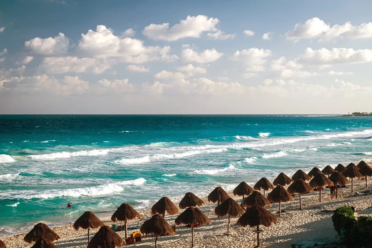 Dziewicza plaża Playa Delfines w Cancun ze złotym piaskiem i czystą turkusową wodą