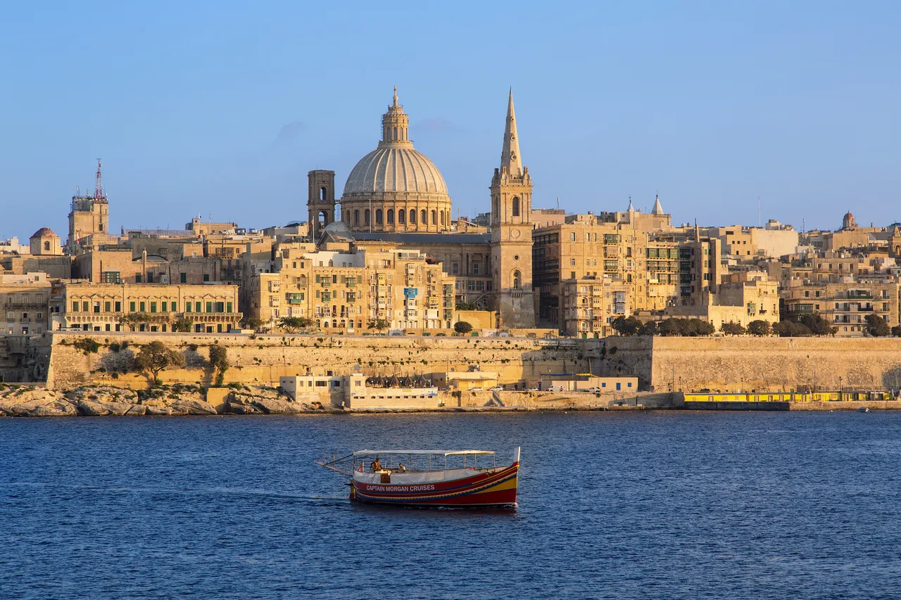 Malta, La Valeta, horizonte con la procatedral anglicana de San Pablo y la iglesia carmelita desde Sliema