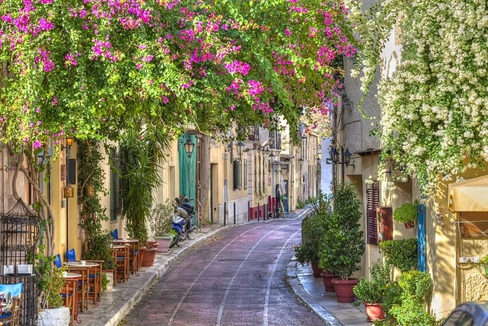 Flower-adorned street in Plaka — Shutterstock