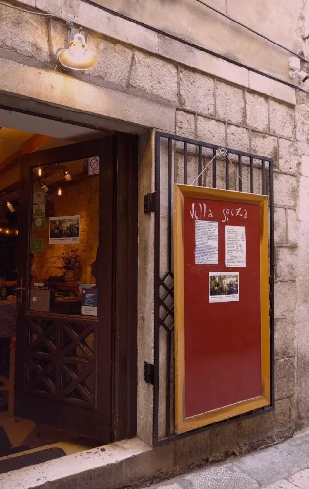 Exterior of sidestreet restaurant in Split — xxx