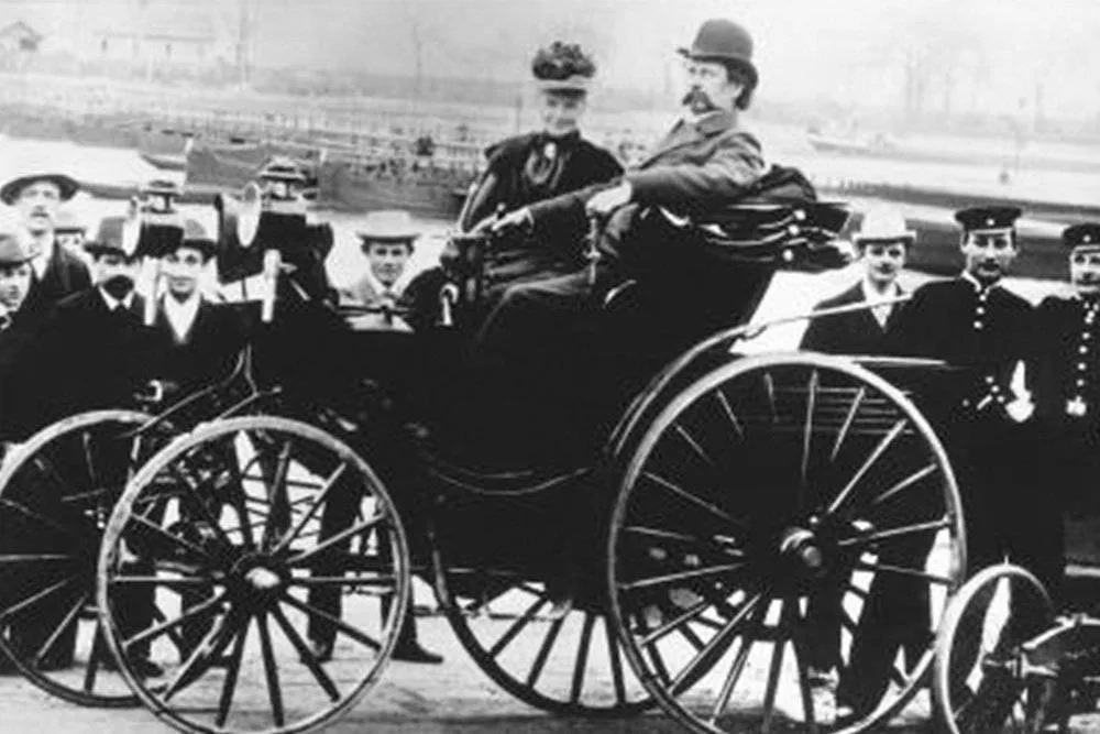 Bertha Benz with her husband Carl Benz in a Benz-Viktoria, model 1894