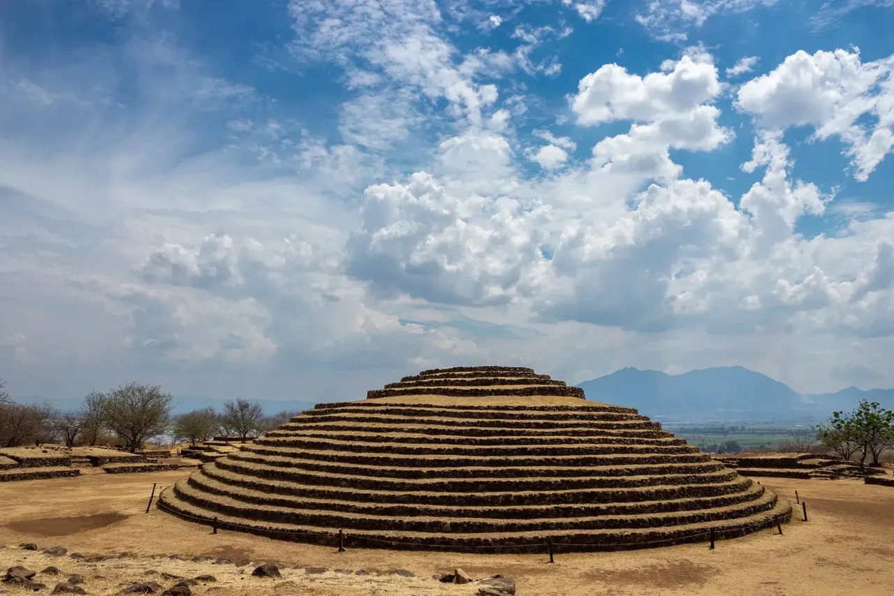 Guachimontonesi piramisok, régészeti lelőhely, teuchitlani kultúra egy verőfényes napon Guadalajarában, a mexikói Jalisco államban