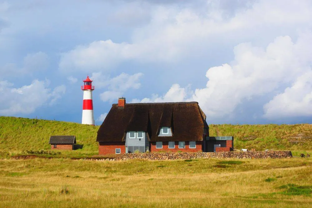 zabudowania i latarnia morska na wyspie Sylt