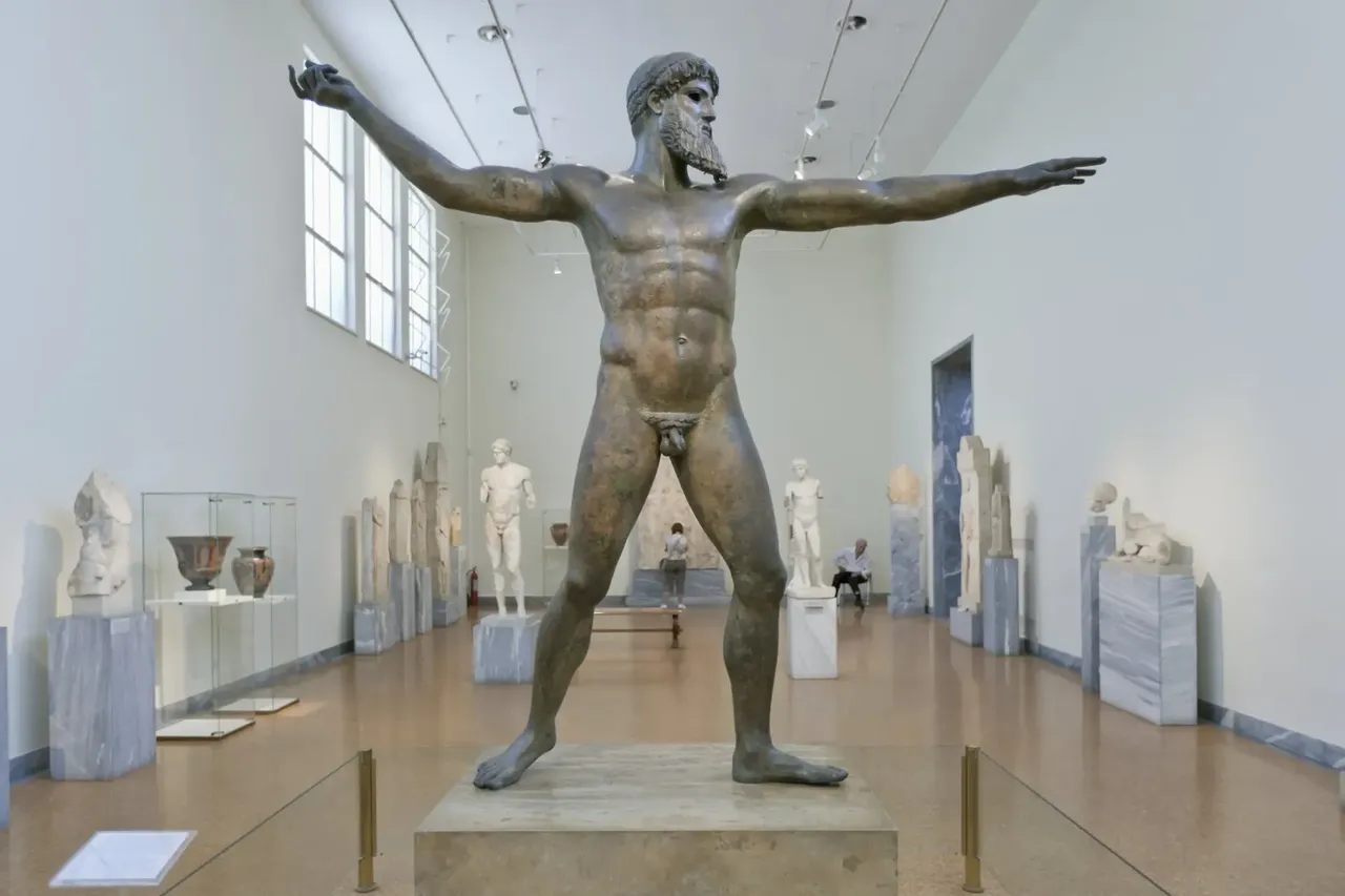 Starověká řecká socha vystavená v Národním archeologickém muzeu v Aténách