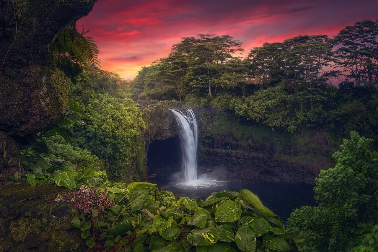 The wonderful colours of the evening at Rainbow Falls Hilo (Hawaii, USA)