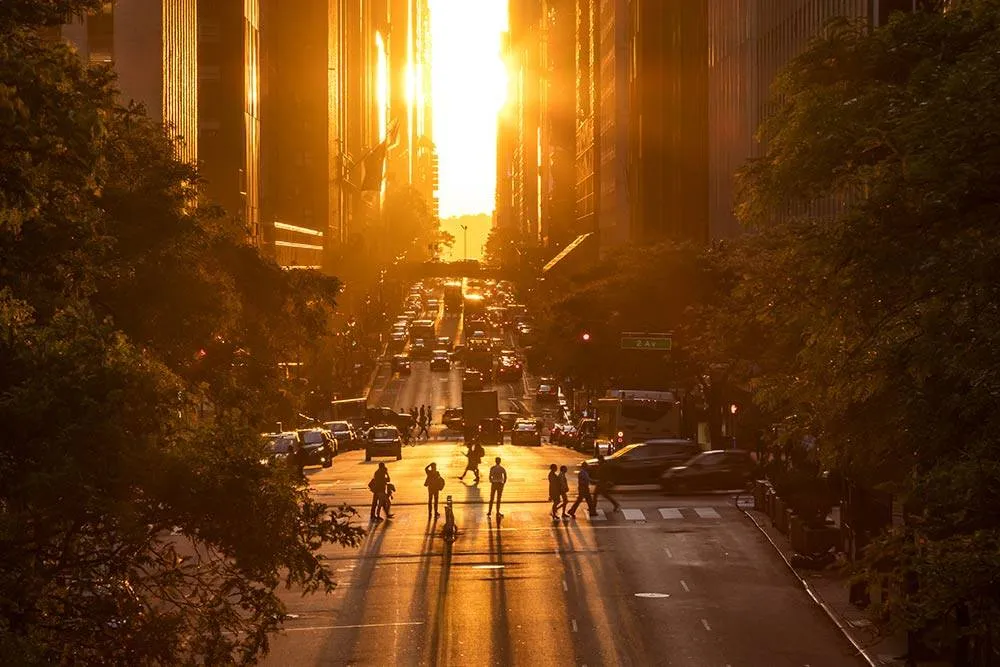 A Manhattanhenge egy városi természeti jelenség: a nap a felhőkarcolók között kel fel és nyugszik le. Ez május vége és július közepe között fordul elő, évente csak 2–4 alkalommal