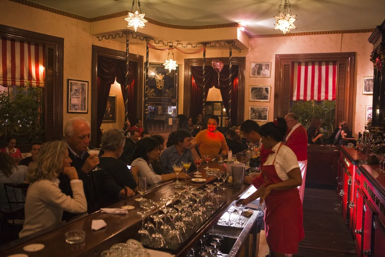 Vendégek az El Floridita bárban, Hemingway egykori daiquirizó törzshelyén.