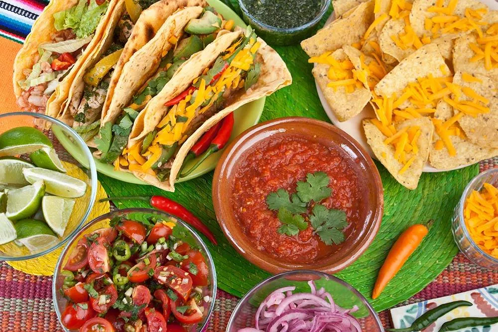 Rajčata, fazole, avokáda, čili papričky a další pravidelné ingredience mexické kuchyně