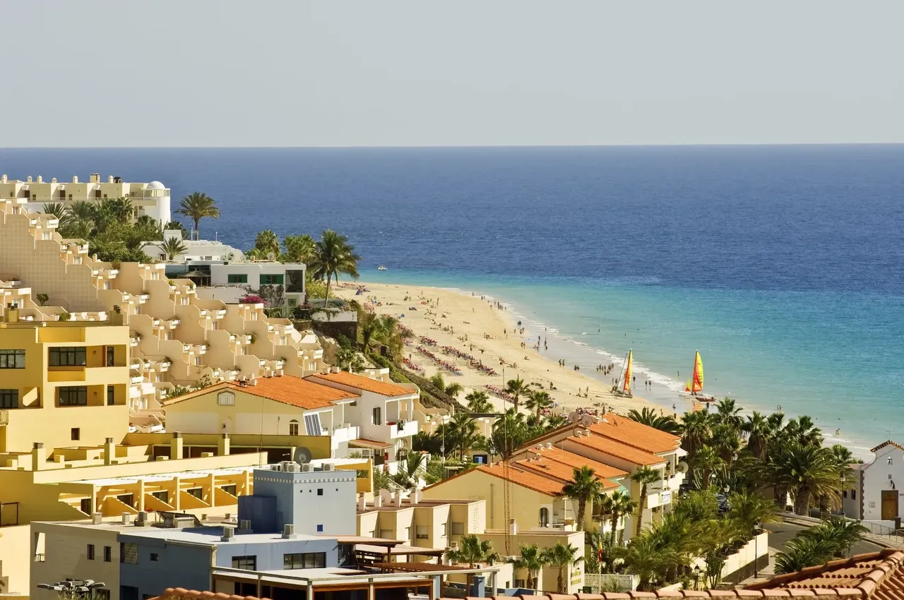 Vista de un pintoresco pueblo en Fuerteventura con el mar de fondo