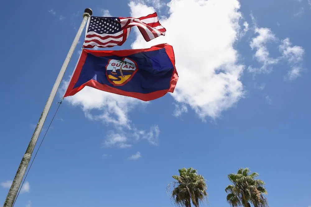 Az USA és Guam zászlaja egy póznán — Getty Images