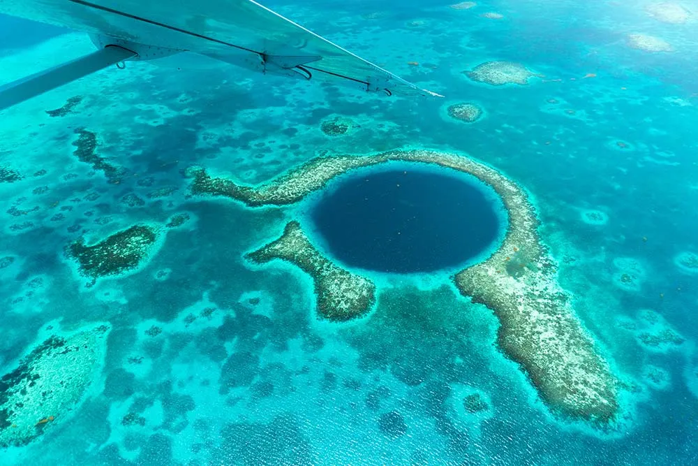 Légi felvétel a Nagy Kék Lyukról és a korallzátonyokról Belize partjainál