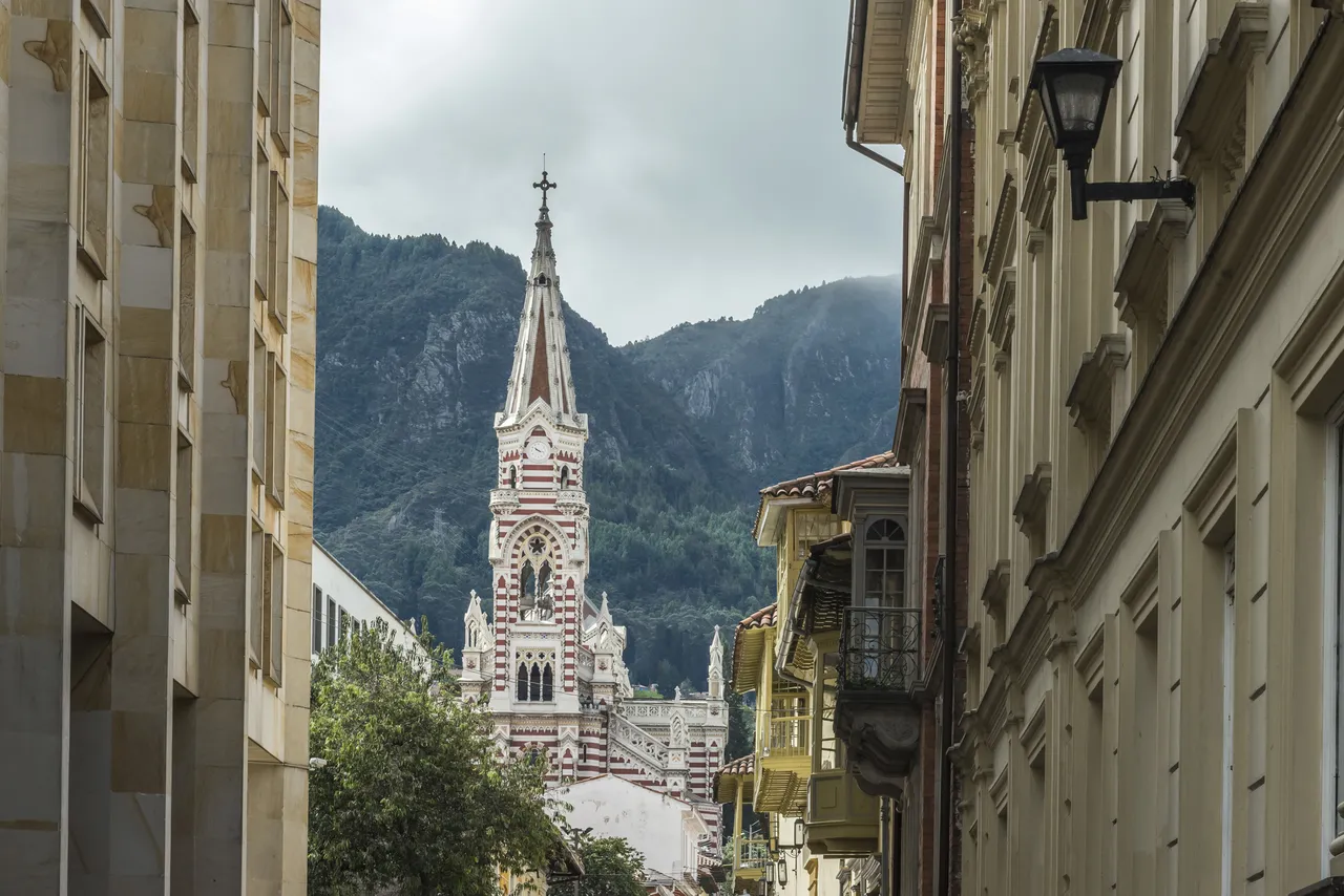 Turnul bisericii El Carmen de pe străzile cartierului La Candelaria din Bogota, Columbia