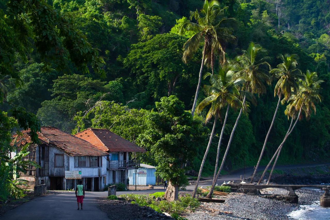 Ribeira, Neves, insula Sao Tomé, Sao Tomé și Príncipe, o veche casă colonială lângă mare