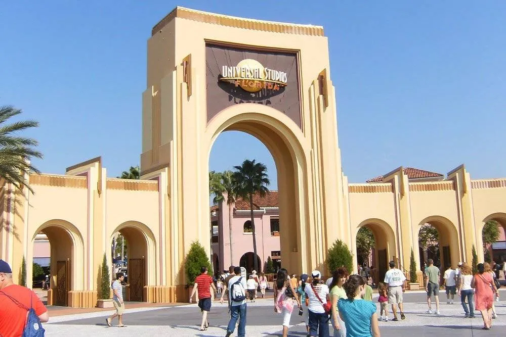 Entrance gate at Universal Studios in Florida — Malpass93, Public domain, via Wikimedia Commons