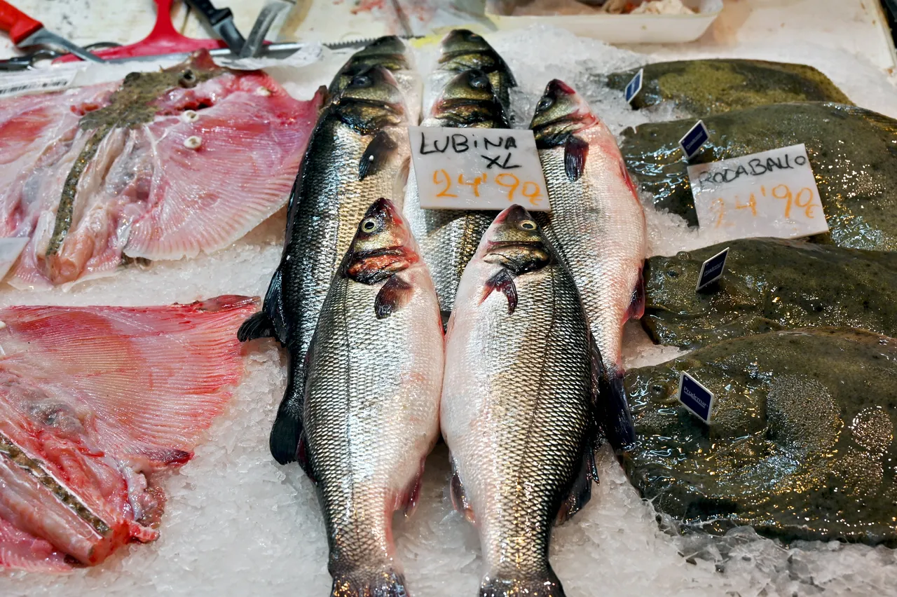Pește proaspăt și fructe de mare la vânzare în celebra piață locală