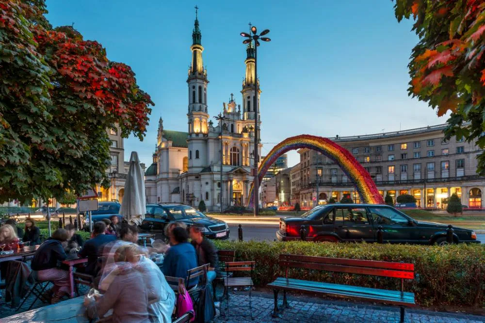 Zbawiciela in the evening with old rainbow sculpture in center — Getty Images