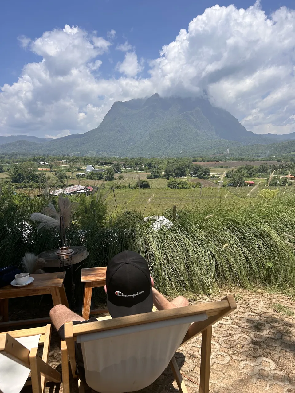 Panoramatický pohled na bujné zelené hory a dramatické srázy pod jasně modrou oblohou v Chiang Dao