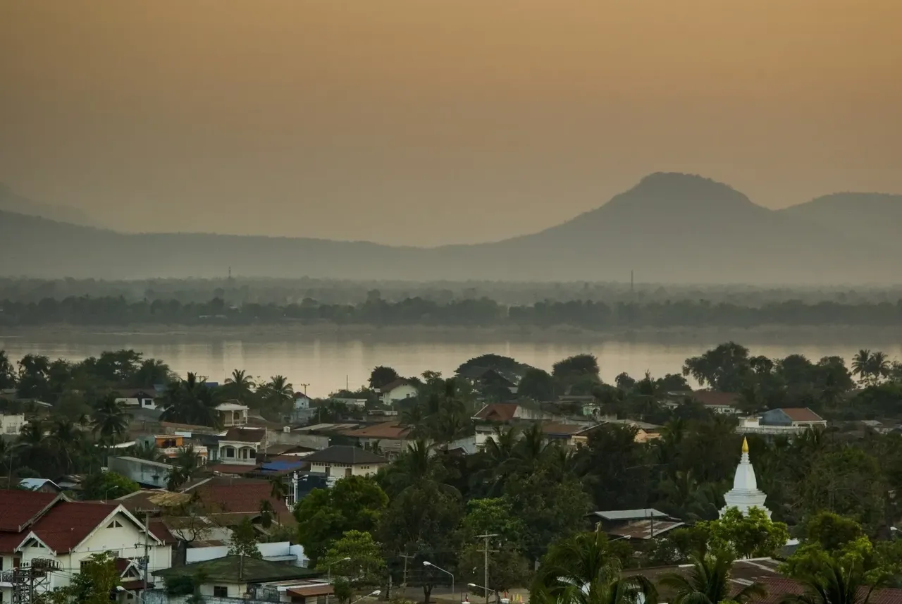 Vista de la ciudad de Pakse, con su arquitectura colonial y el río Mekong.