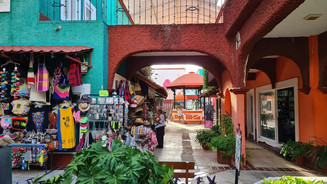 Targ Mercado 28 w Cancun z kolorowymi straganami i żywą atmosferą.
