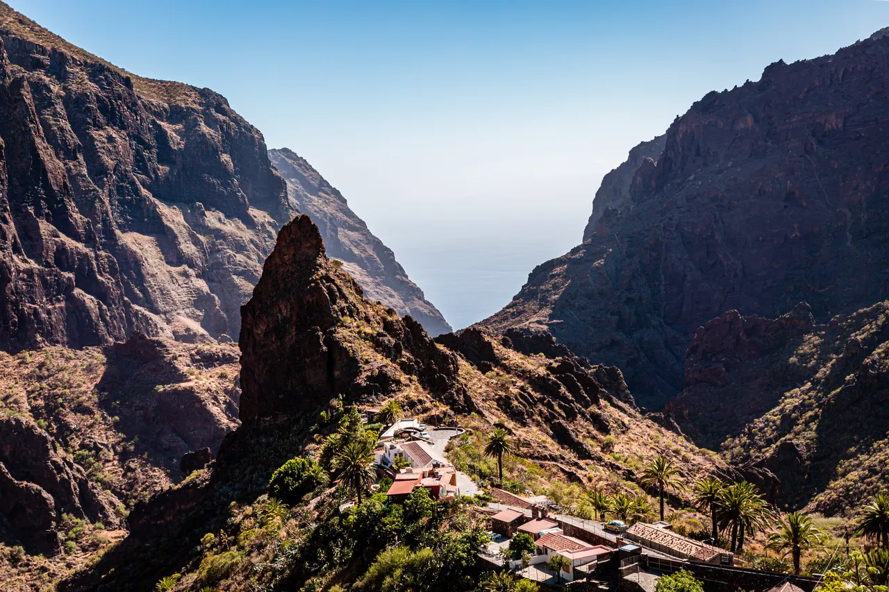 Foto tomada a plena luz del día en el mirador de Masca frente al Roque Catana, Tenerife, España.