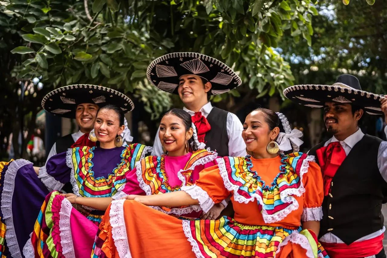 A Nemzetközi Mariachi Fesztivál fellépői színpompás hagyományos viseletben adják elő az élénk mariachi zenét
