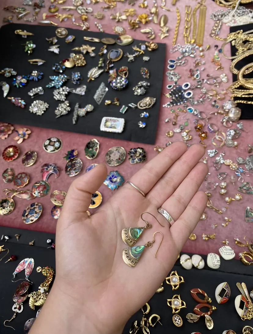 selecție de bijuterii, cercei, inele, colier în Camden Market