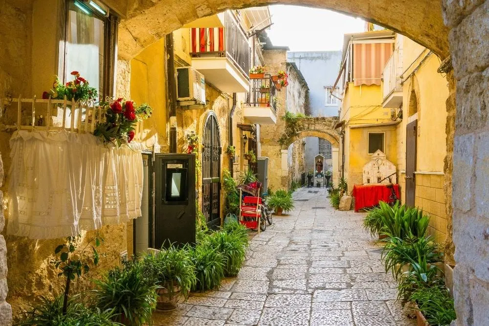 Sunny secluded back street in Bari — Shutterstock