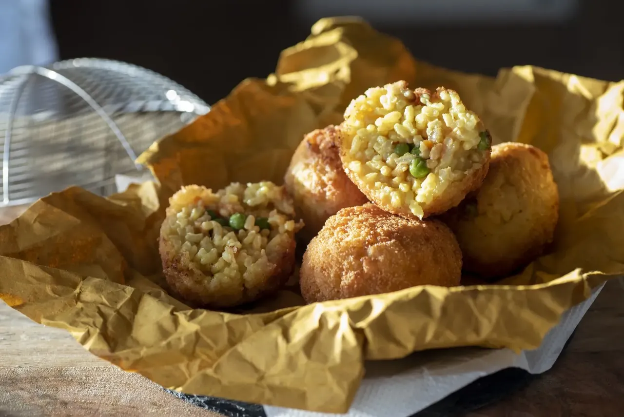 Aranybarna, ropogós arancini krémes rizottóval és ízletes töltelékkel – klasszikus olasz harapnivaló.