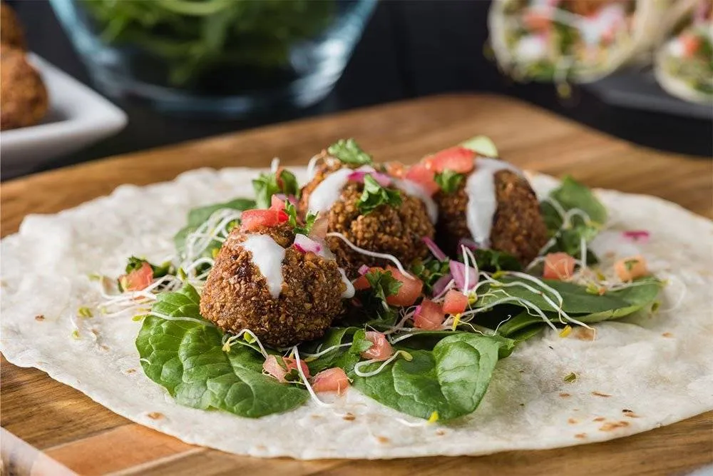 Falafel salátával és salsa-val wrap-en