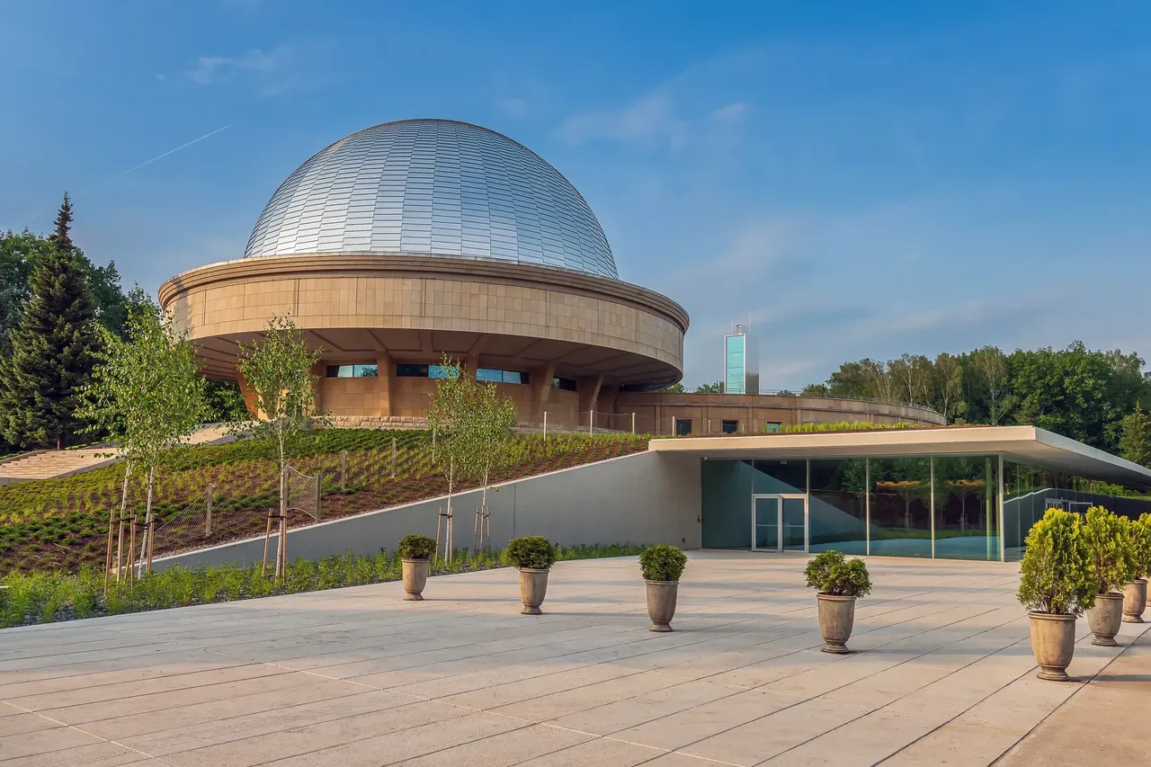 nowoczesny budynek planetarium w Chorzowie