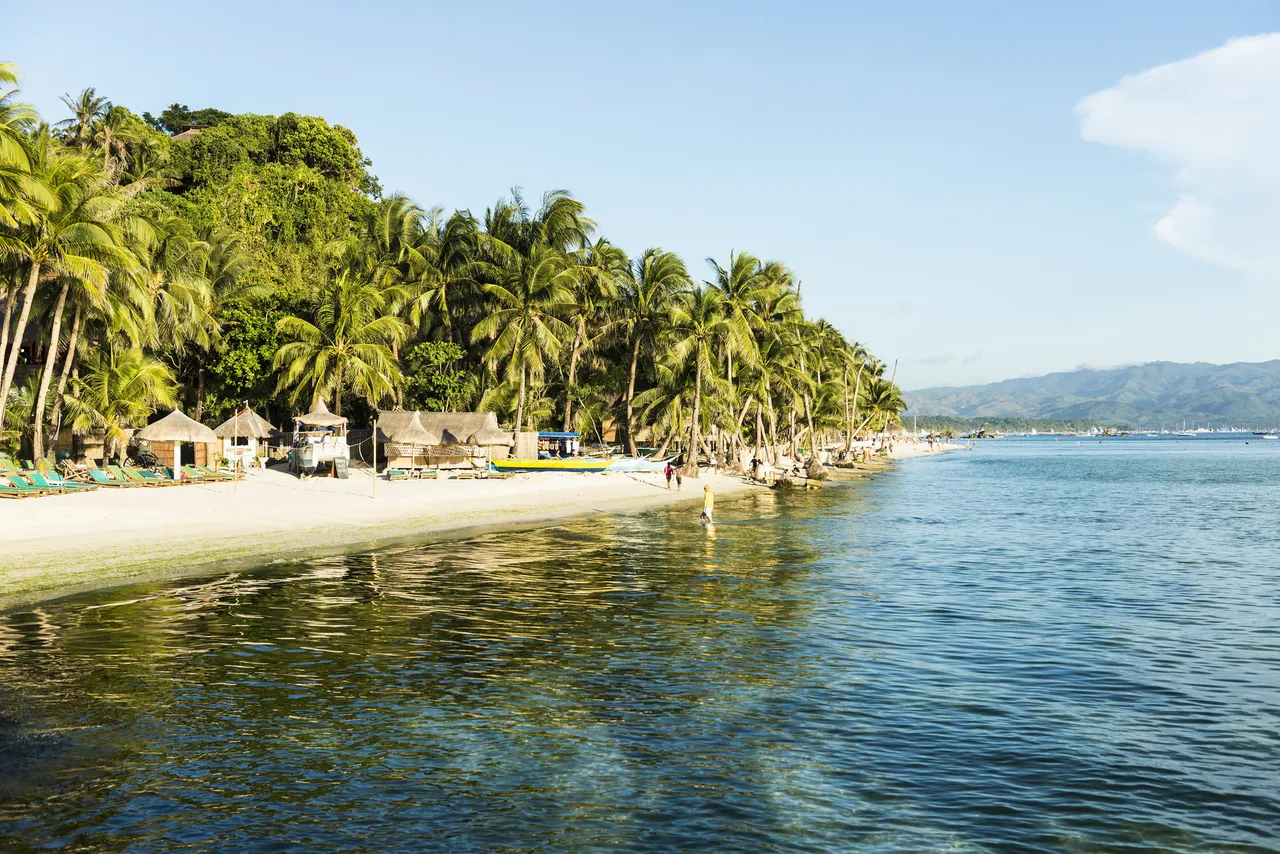 Plaja Albă din Boracay este adesea votată drept cea mai populară plajă din Asia.