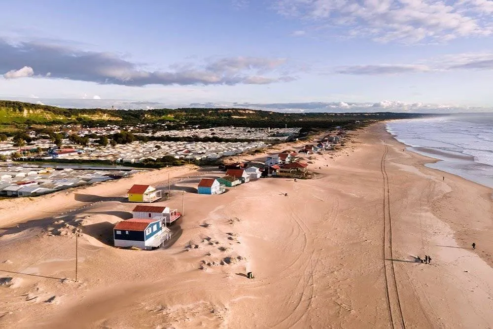 Légi felvétel Costa da Caparica tengerpartjáról
