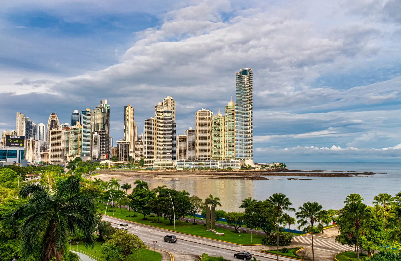 Una impresionante vista de Ciudad de Panamá desde la playa, mostrando el moderno horizonte junto al océano Pacífico.
