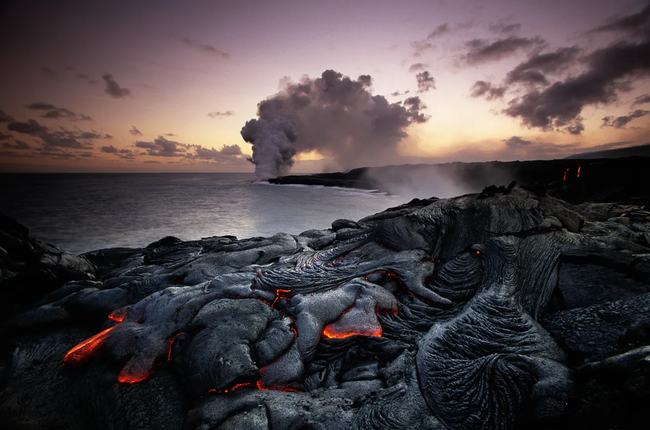 Západ slunce v národním parku Hawai’i Volcanoes na ostrově Big Island