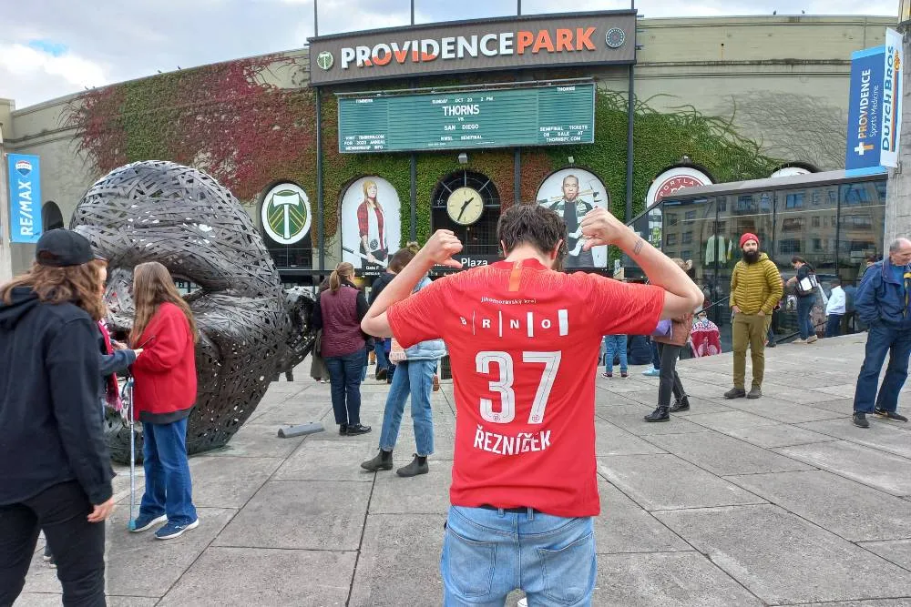 David a Providence Park előtt a Zbrojovka Brno focimezében - David Szmidt