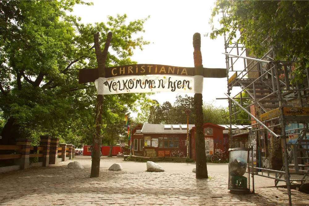Gate reading ‘Christiania velkommen hjem’ — Getty Images