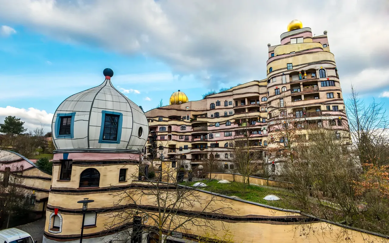 No two windows of the thousand in the building are the same, and each apartment has different handles on its doors — Mikhail Varentsov / Shutterstock