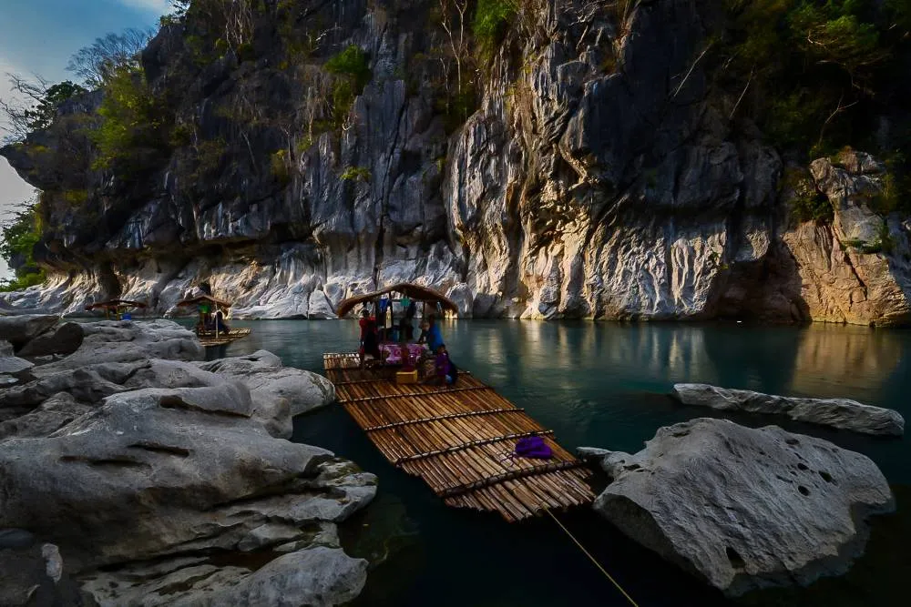 River raft in Munalungao National Park — EdseastresD600, CC BY-SA 4.0, via Wikimedia Commons