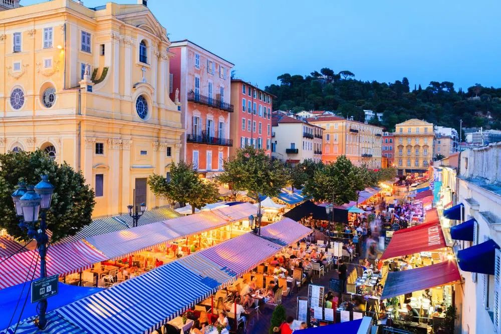 Wczesny wieczorny ruch na bazarze Cours Saleya na Starym Mieście w Nice