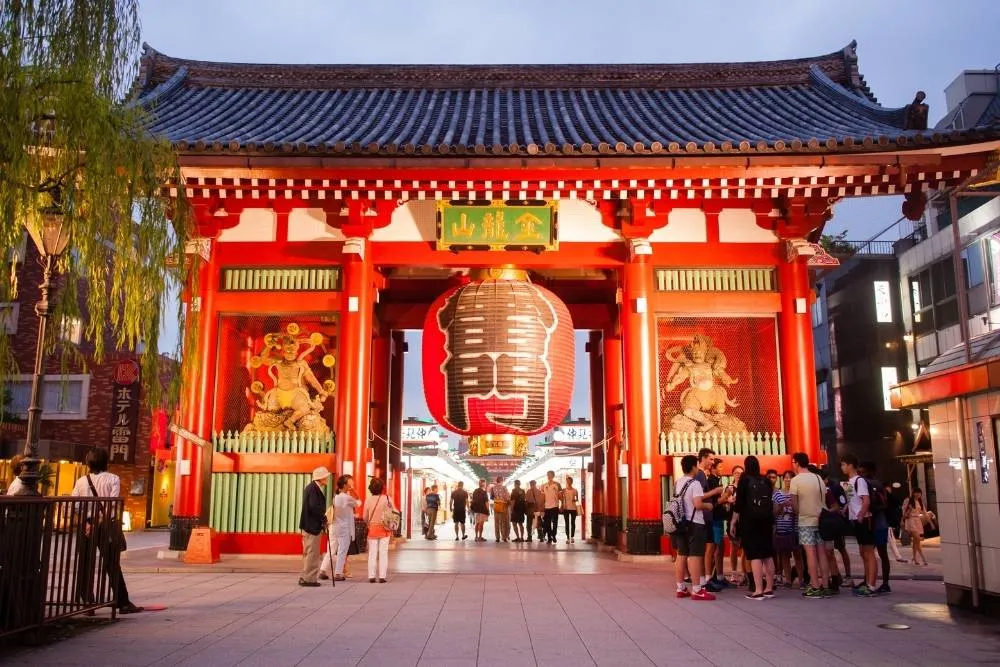 Iconic gate with huge lantern at the entrance to Sensoji in Tokyo — Shutterstock