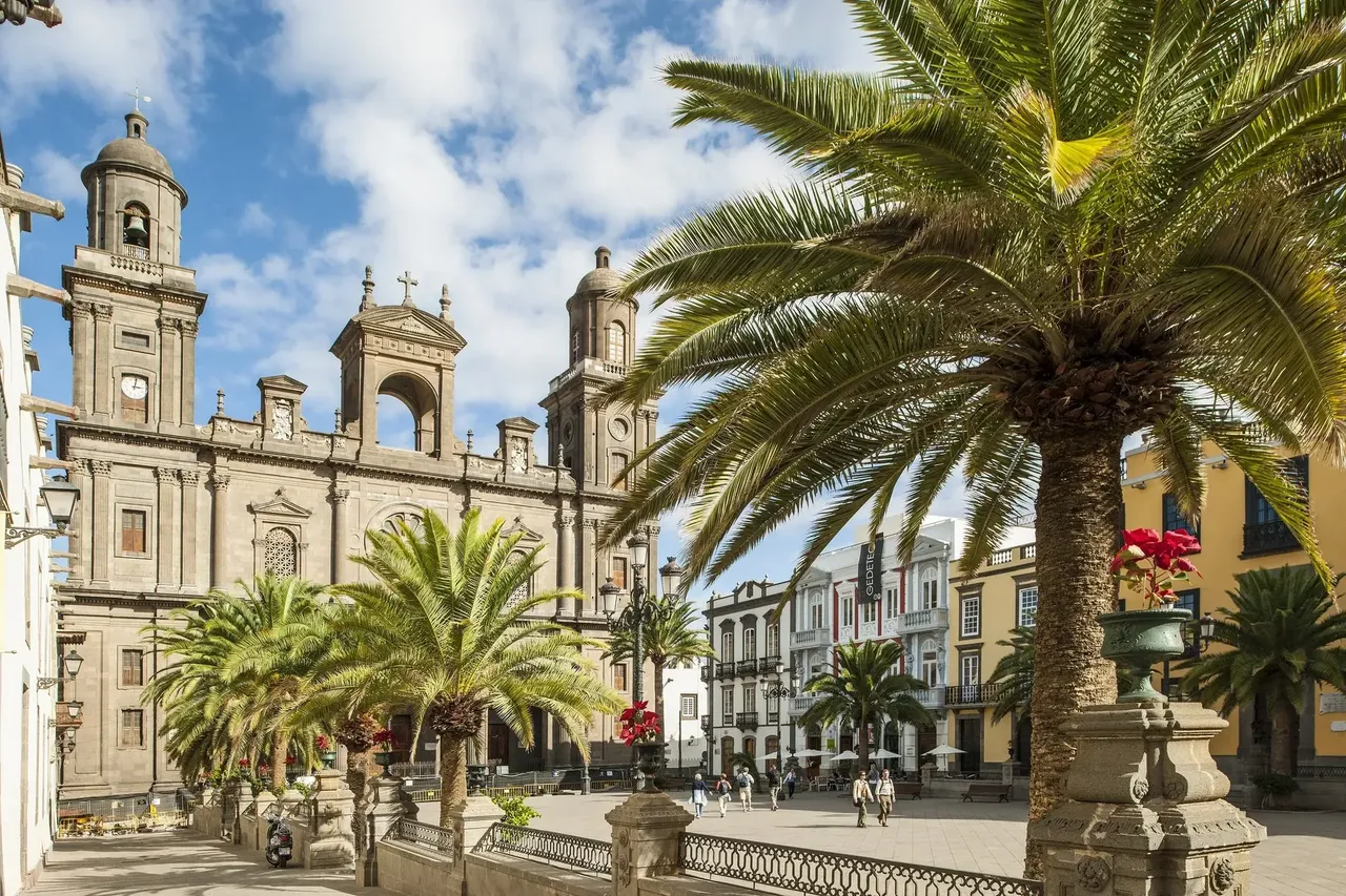 Centro de Las Palmas con una iglesia histórica y arquitectura circundante